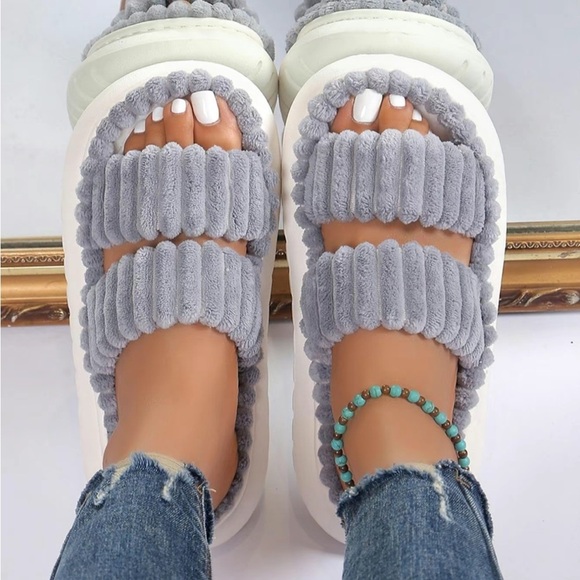 Cider NWT Gray and White Plush Knit Slip-On Slippers - Picture 2 of 7